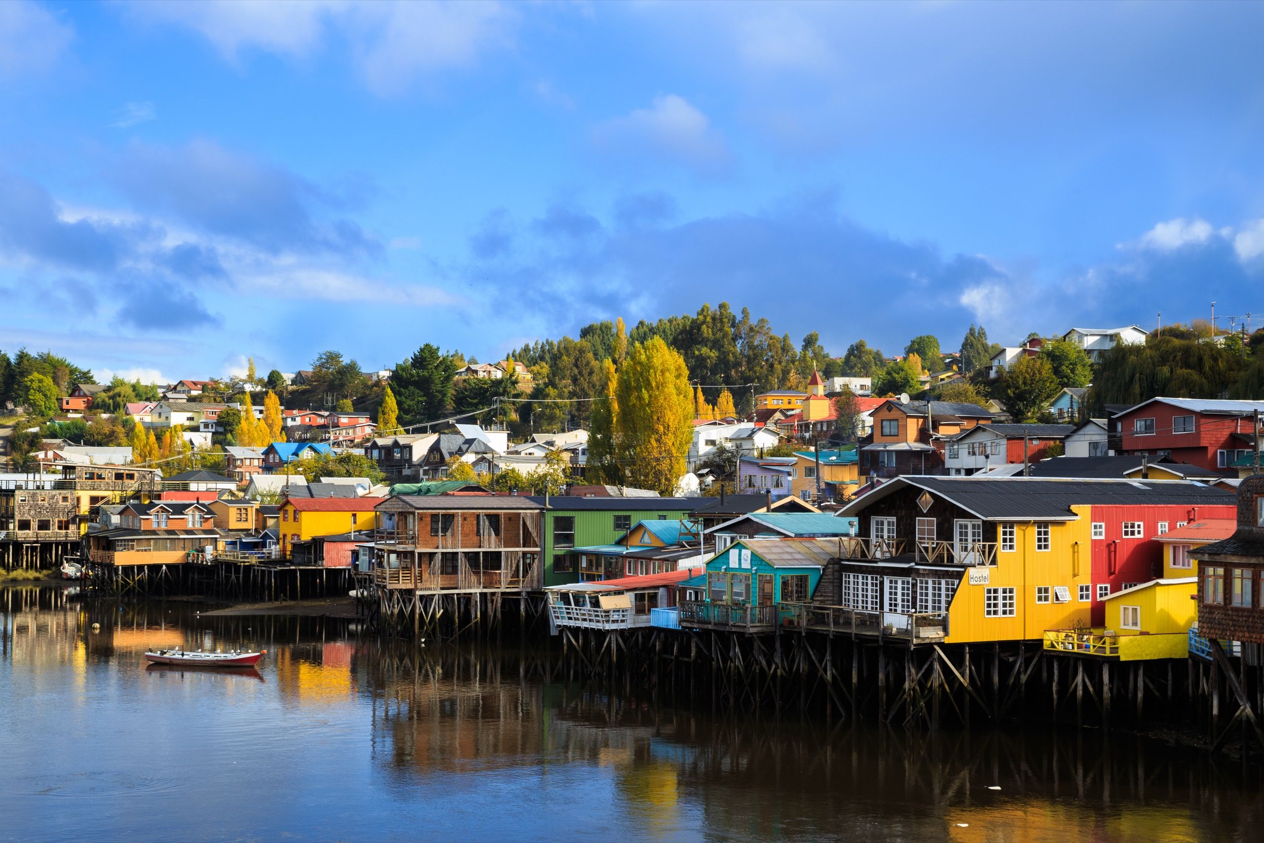 Palafitos de colores en Castro, Chiloé, reflejados en el agua